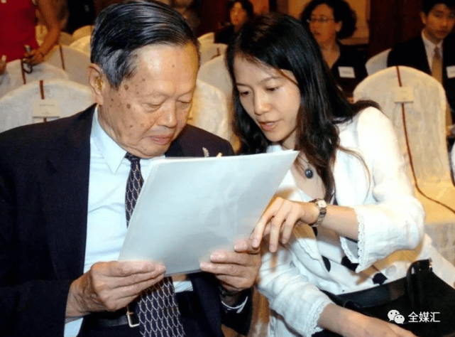翁帆为97岁杨振宁产下一子是真的(杨振宁与妻子翁帆生子女了吗) 翁帆为97岁杨振宁产下一子是真的(杨振宁与妻子翁帆生子女了吗)