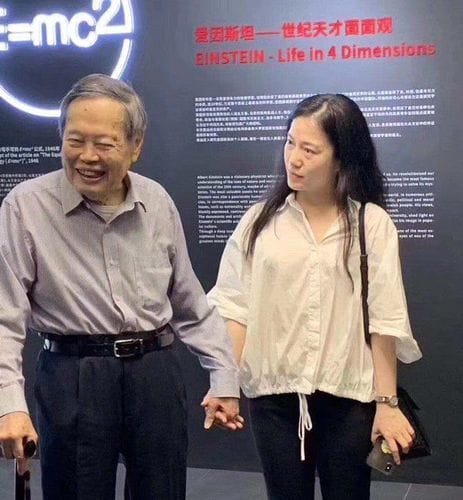 翁帆为97岁杨振宁产下一子是真的(杨振宁与妻子翁帆生子女了吗) 翁帆为97岁杨振宁产下一子是真的(杨振宁与妻子翁帆生子女了吗)