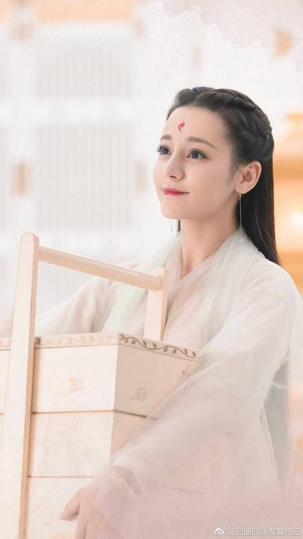 迪丽热巴长得像男人很丑?很多人对迪丽热巴 迪丽热巴长得像男人很丑?很多人对迪丽热巴