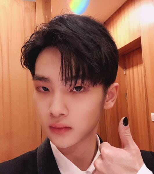 周震南为什么要涂黑色指甲油(周震南为什么要做美甲) 周震南为什么要涂黑色指甲油(周震南为什么要做美甲)