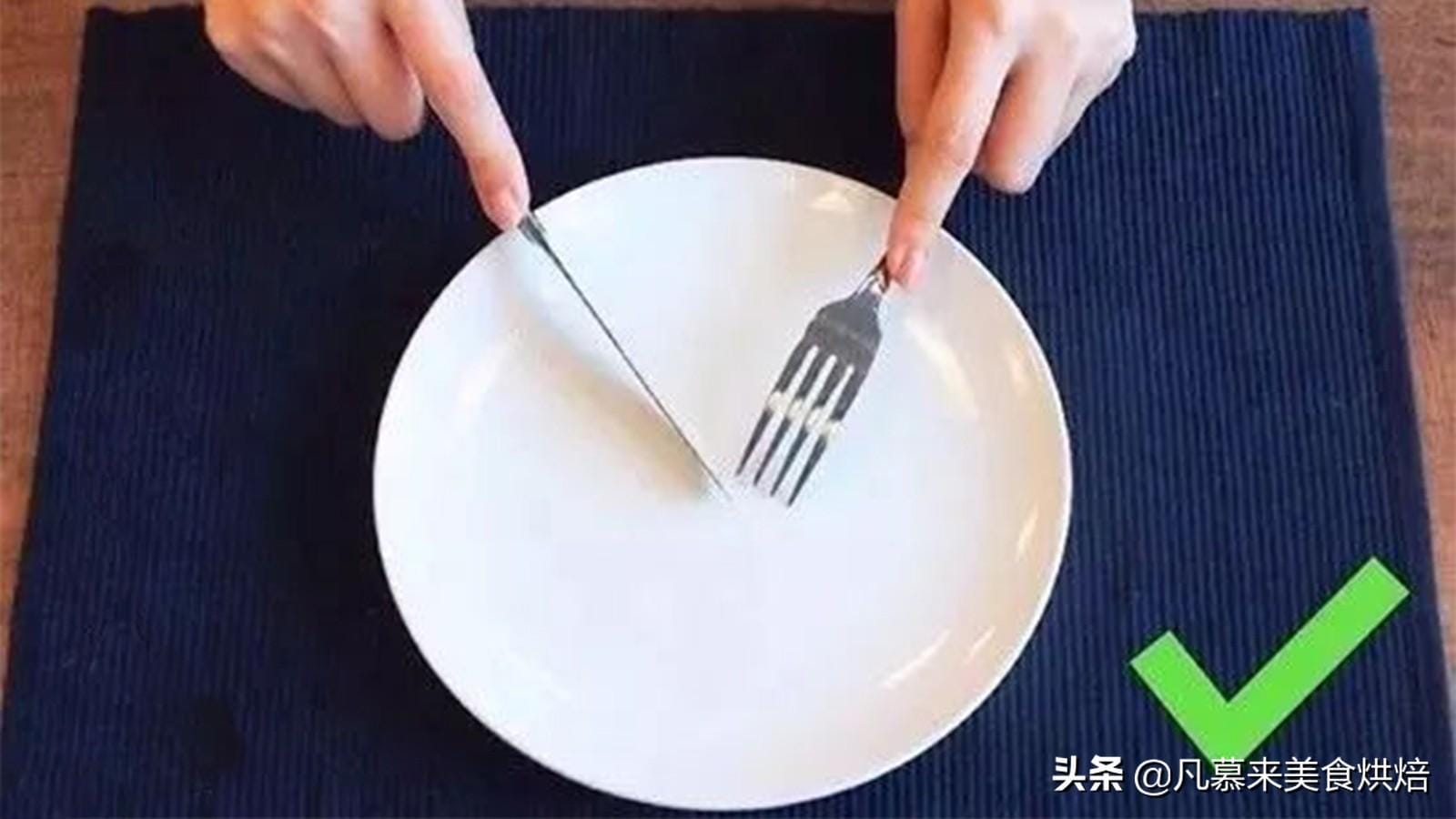 吃牛排刀叉正确使用方式（刀叉的正确拿法左右手）(图2)