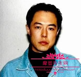 张铁林与林心如舌吻床戏剧照 张铁林与林心如舌吻床戏剧照