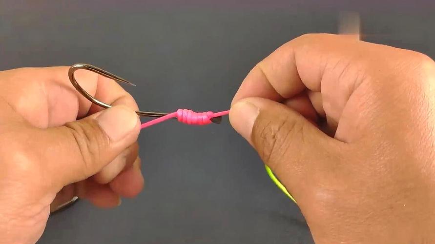鱼钩子线连接主线绑法视频（鱼钩子线与主线打结方法）(图1)