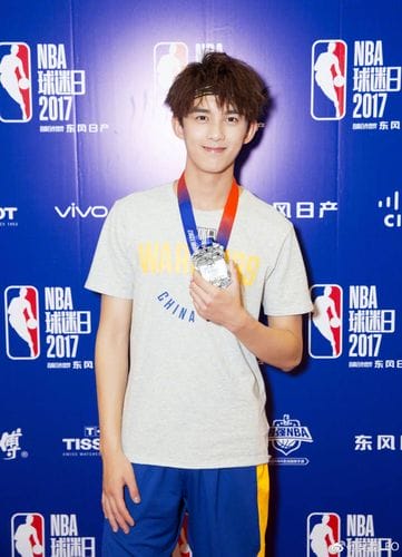 吴磊头发烧焦了 