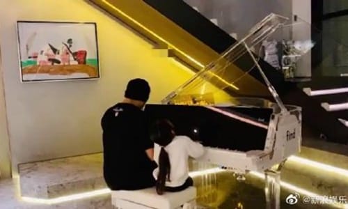 周杰伦女儿拉琴照和前世情人MV一样(周杰伦拉小提琴的mv) 周杰伦女儿拉琴照和前世情人MV一样(周杰伦拉小提琴的mv)