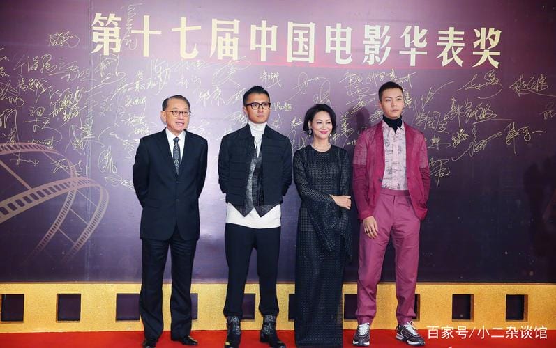 杨幂给谢霆锋颁奖,谢霆锋杨幂出席颁奖典礼,本文共(809字) 杨幂给谢霆锋颁奖,谢霆锋杨幂出席颁奖典礼,本文共(809字)