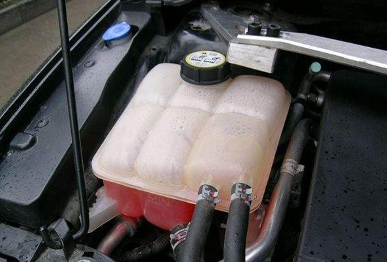 车子的冷却液多久换一次（汽车冷却液多久换一次）(图1)