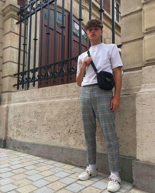 男生斜挎包配什么衣服好看（斜挎包男怎么背好看）(图6)