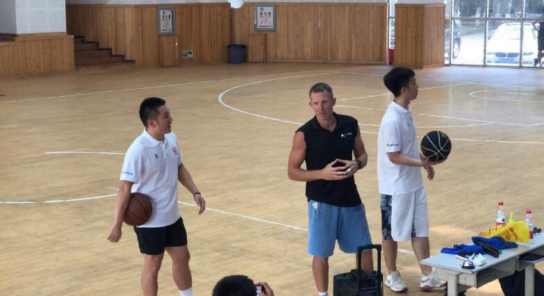 加农贝克是詹姆斯的训练师吗?他为什么不打nba 本文共(1114字) 加农贝克是詹姆斯的训练师吗?他为什么不打nba 本文共(1114字)