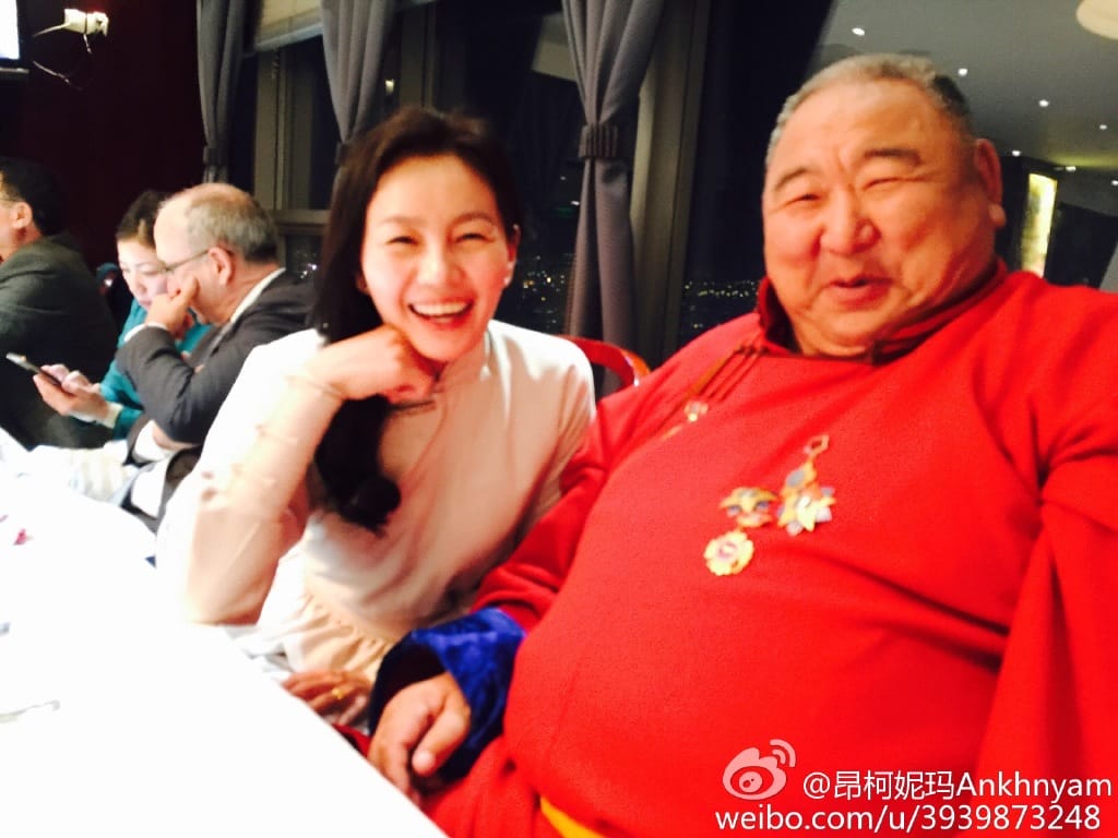 昂哈尼玛露腿的镜头 昂哈尼玛露腿的镜头