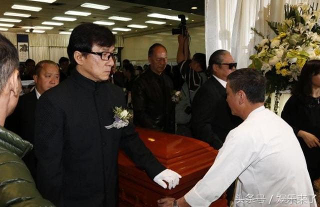 成龙大哥帮张国荣抬棺图(张国荣抬棺人都是谁) 成龙大哥帮张国荣抬棺图(张国荣抬棺人都是谁)