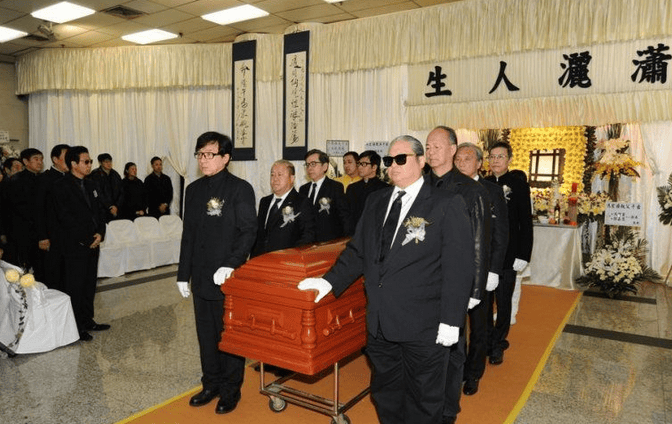 成龙大哥帮张国荣抬棺图(张国荣抬棺人都是谁) 成龙大哥帮张国荣抬棺图(张国荣抬棺人都是谁)