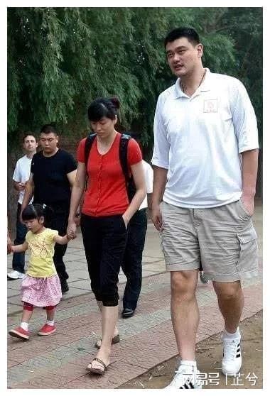姚明的老婆,科比飞机掉下来视频(科比过姚明扣篮视频) 姚明的老婆,科比飞机掉下来视频(科比过姚明扣篮视频)