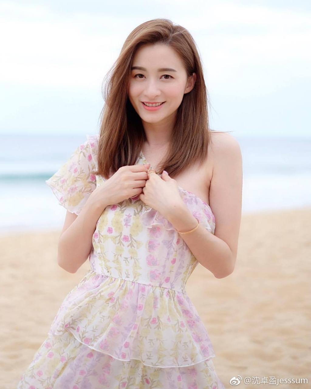 沈卓盈和颖儿长的很像对比图 沈卓盈和颖儿长的很像对比图