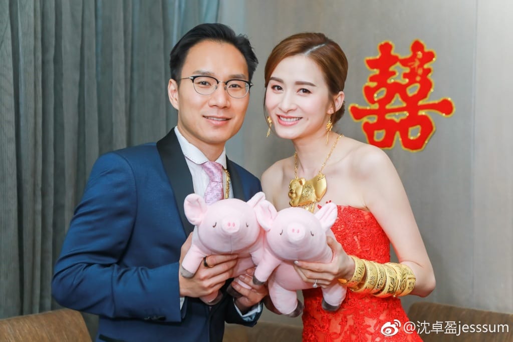 沈卓盈和颖儿长的很像对比图 沈卓盈和颖儿长的很像对比图