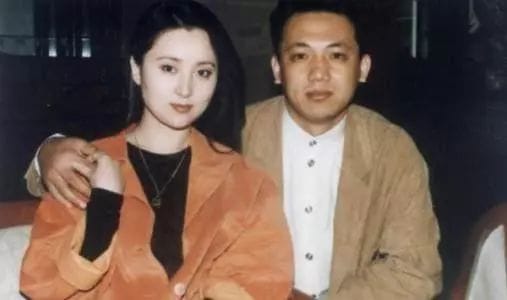 郝彤现任妻子和陈晓旭长的像吗,他现状如何? 本文共(933字) 郝彤现任妻子和陈晓旭长的像吗,他现状如何? 本文共(933字)