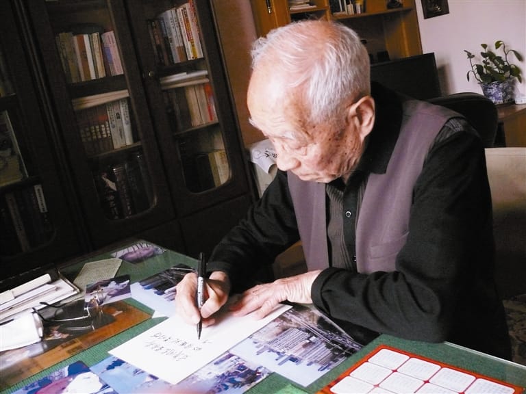 于谦祖上是皇族铁帽子王?假的!看于谦父亲于庄敬怎么说 本文共(847字) 于谦祖上是皇族铁帽子王?假的!看于谦父亲于庄敬怎么说 本文共(847字)