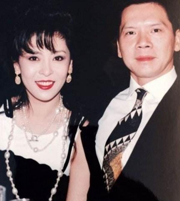 向华强老婆陈岚为什么变胖了?向华强东北救刘德华是怎么回事? 本文共(1027字) 向华强老婆陈岚为什么变胖了?向华强东北救刘德华是怎么回事? 本文共(1027字)