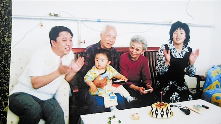 于谦祖上是皇族铁帽子王?假的!看于谦父亲于庄敬怎么说 本文共(847字) 于谦祖上是皇族铁帽子王?假的!看于谦父亲于庄敬怎么说 本文共(847字)