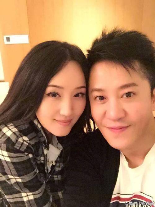 杨钰莹老公照片,杨钰莹老公鲍国安简历,本文共(4200字) 杨钰莹老公照片,杨钰莹老公鲍国安简历,本文共(4200字)