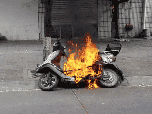 电动单车火灾（电动车着火怎么扑灭）(图1)