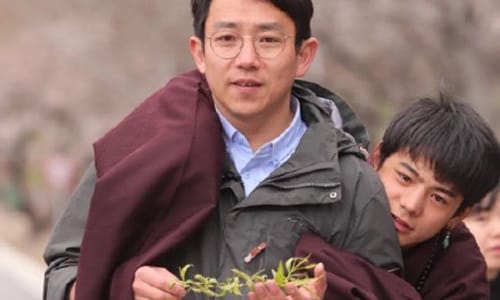 丁真和老板合照流出(丁真之前的照片) 丁真和老板合照流出(丁真之前的照片)