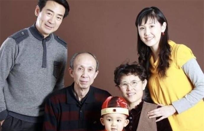 寇振海儿子仅12岁二婚老婆身份不简单(寇振海比他老婆大几岁) 寇振海儿子仅12岁二婚老婆身份不简单(寇振海比他老婆大几岁)
