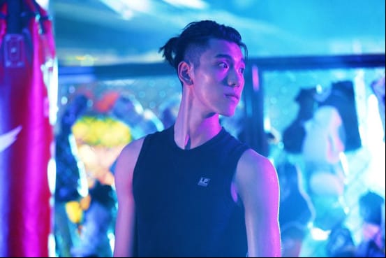 王子异为什么有钱是富二代吧？王子异戴卡地