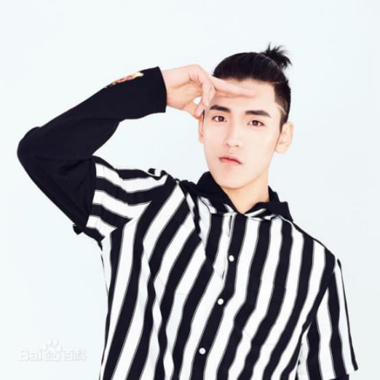 王子异为什么有钱是富二代吧？王子异戴卡地