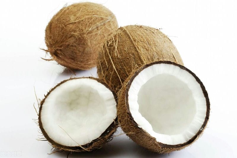 椰子肉和椰子汁的功效与作用（椰子里的白肉能直接吃吗）(图1)