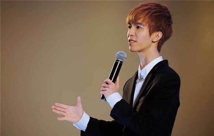 郭敬明整容前后对比如同换脸(郭敬明没整容之前的样子) 郭敬明整容前后对比如同换脸(郭敬明没整容之前的样子)