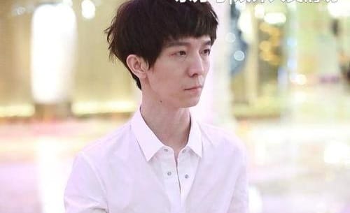 郭敬明整容前后对比如同换脸(郭敬明没整容之前的样子) 郭敬明整容前后对比如同换脸(郭敬明没整容之前的样子)