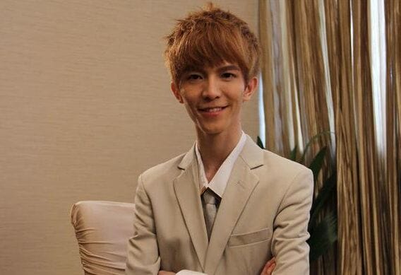 郭敬明整容前后对比如同换脸(郭敬明没整容之前的样子) 郭敬明整容前后对比如同换脸(郭敬明没整容之前的样子)