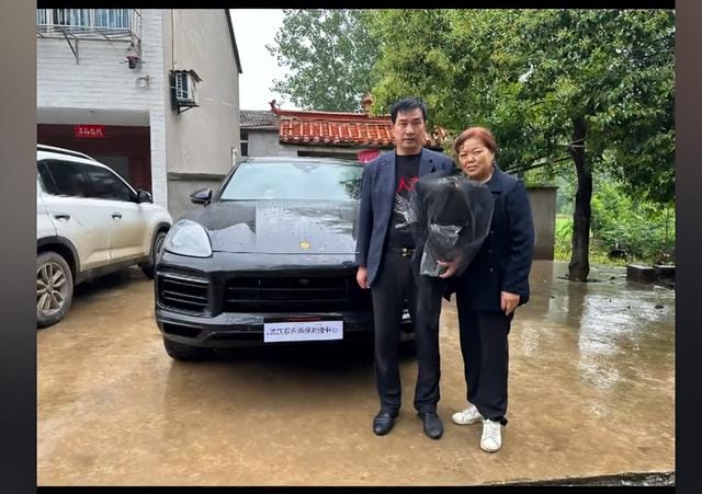 离谱!23岁网红“七颗猩猩”拍短视频月入70万,送父亲全款保时捷
