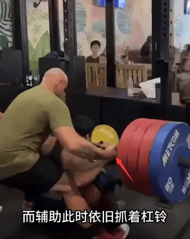 突传噩耗!33岁健身网红举杠铃压断脖子去世,更多细节和内情曝光