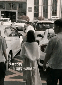 广东女网红每天直播擦边，内容低俗不堪，被警察抓捕画面曝光