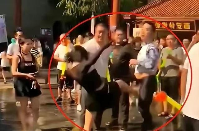 西安37万粉丝女网红逛景区,遭人恶意调戏出手打人:被迫全网道歉