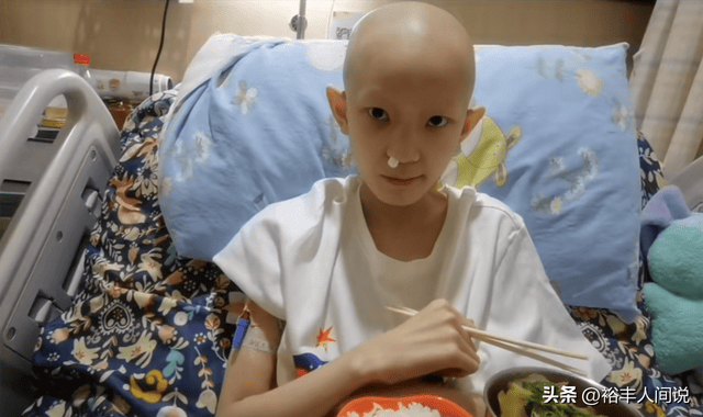 突传噩耗!12岁抗癌网红傲然去世,妈妈手捧红布骨灰盒送其回老家