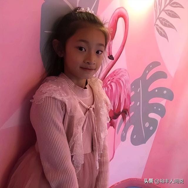 突传噩耗!12岁抗癌网红傲然去世,妈妈手捧红布骨灰盒送其回老家