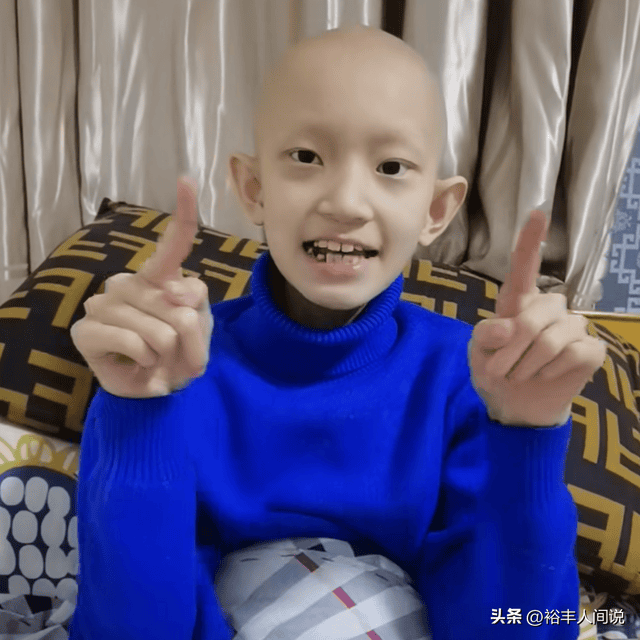 突传噩耗!12岁抗癌网红傲然去世,妈妈手捧红布骨灰盒送其回老家
