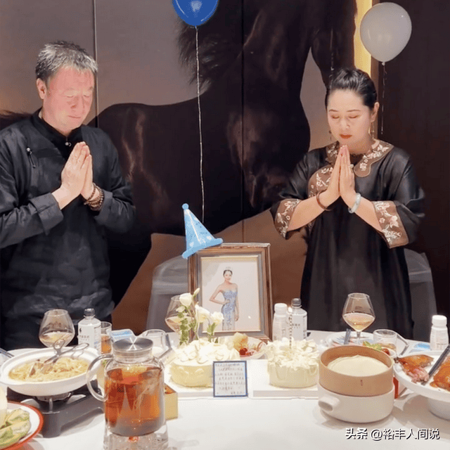 网红苏日曼30岁冥诞!父母携好友庆祝,桌子上摆照片备两个蛋糕