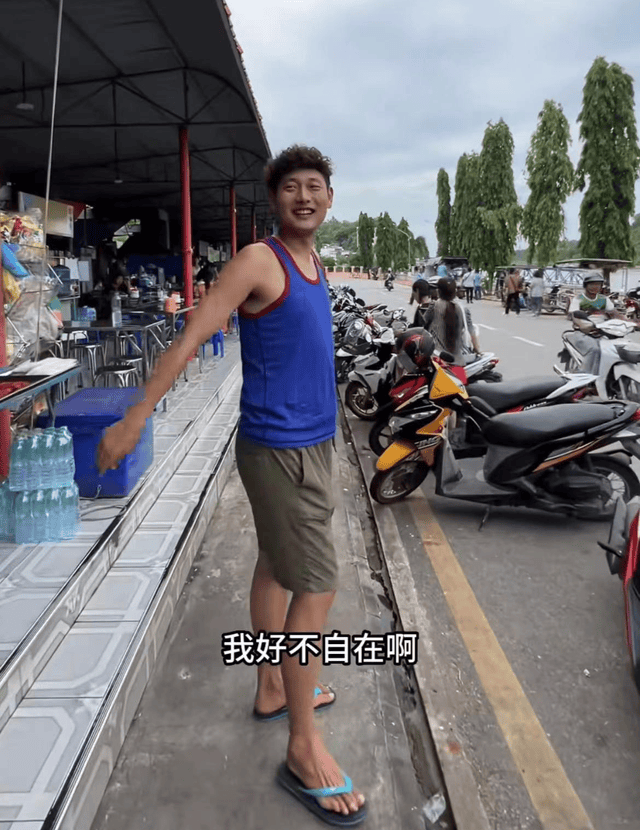 曝知名网红在缅甸被控制,反穿衣服脚旁蹲人,一反常态邀粉丝出国