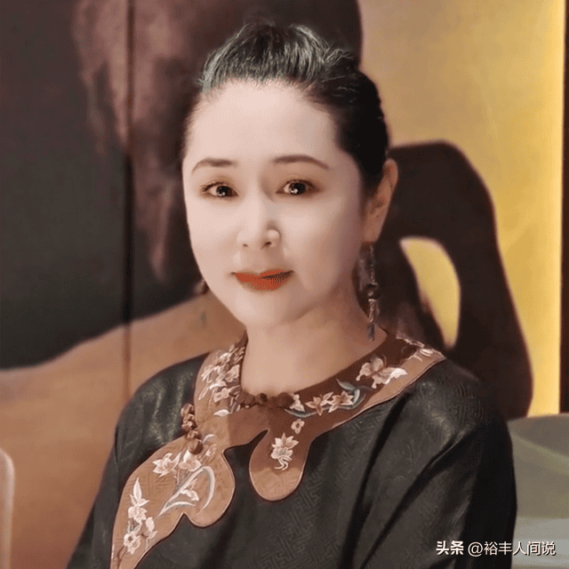 网红苏日曼30岁冥诞!父母携好友庆祝,桌子上摆照片备两个蛋糕