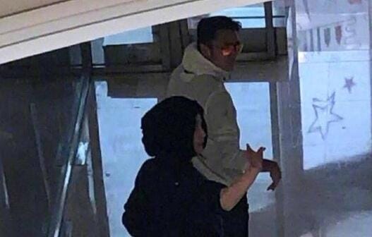 网友偶遇李小璐带甜馨逛街(李小璐逛街拍照)