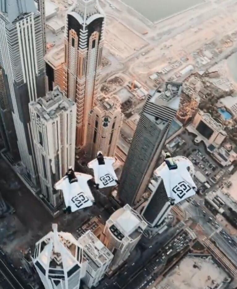 翼装飞行为什么尾部要放烟,翼装飞行和高空跳伞的区别介绍 本文共(1013字) 翼装飞行为什么尾部要放烟,翼装飞行和高空跳伞的区别介绍 本文共(1013字)