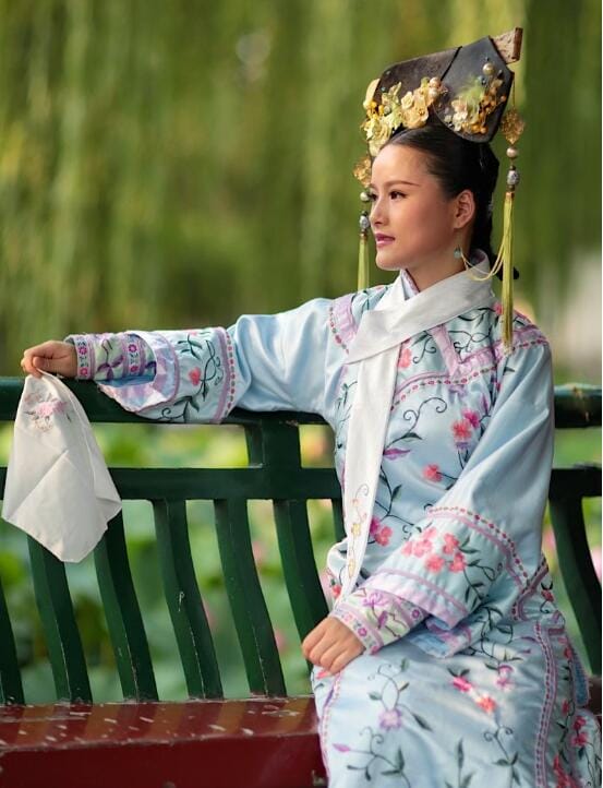 满族人遍布中国娱乐圈真假?满族女孩长相特点是怎样的 本文共(924字) 满族人遍布中国娱乐圈真假?满族女孩长相特点是怎样的 本文共(924字)