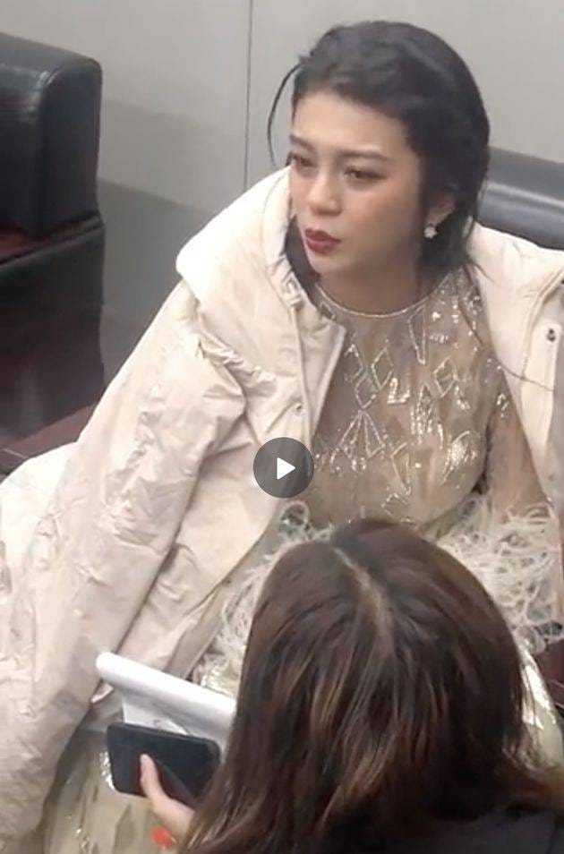 谈莉娜被记者问哭秒上热搜(谈莉娜采访)