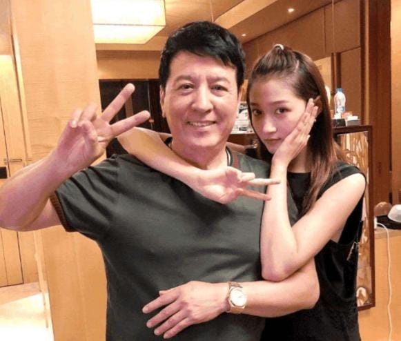 关少曾48岁才生的关晓彤吗(关晓彤今年多岁) 关少曾48岁才生的关晓彤吗(关晓彤今年多岁)