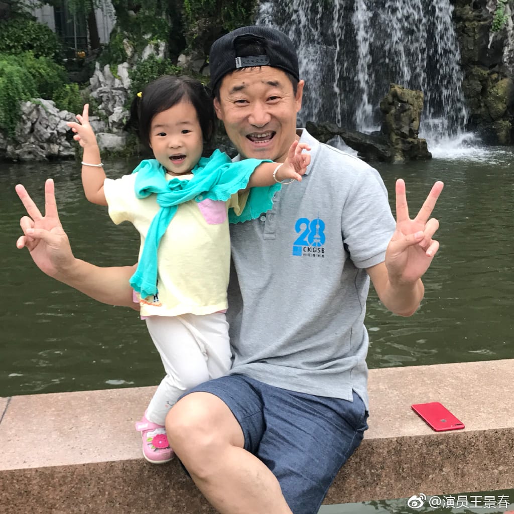 王景春和吴京是亲戚吗长的很像 王景春和吴京是亲戚吗长的很像