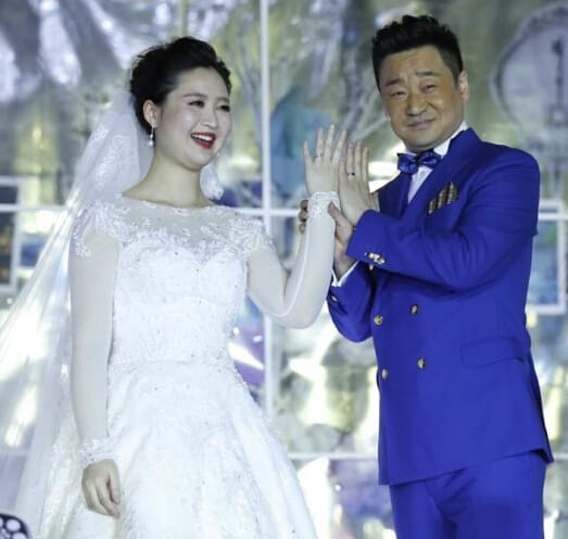 王景春和吴京是亲戚吗长的很像 王景春和吴京是亲戚吗长的很像